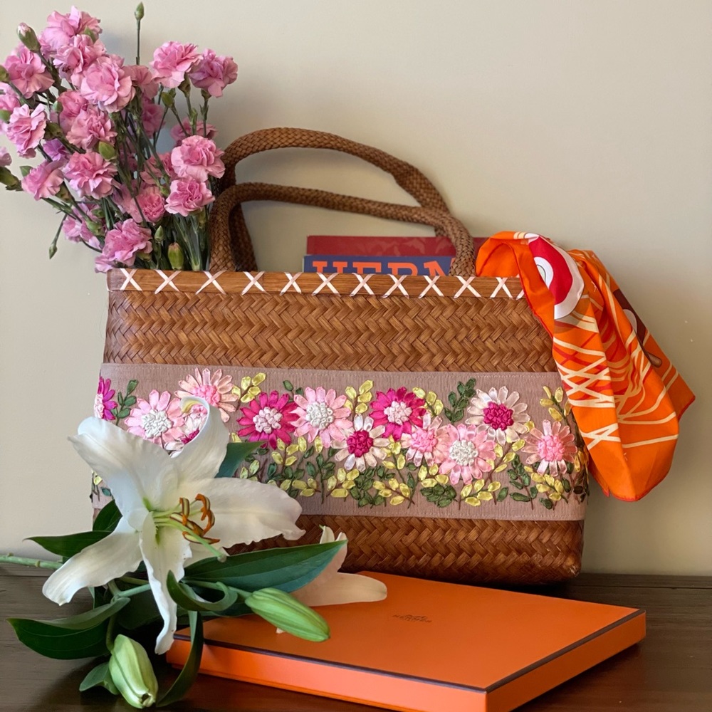 Silk embroidered daisies bag (large)